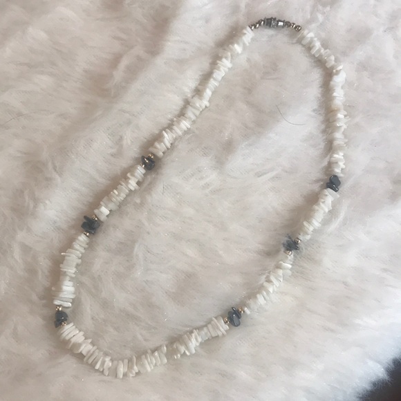 “PUKA SEASHELL” Vintage  Necklace With Bead Detail. - Picture 3 of 6